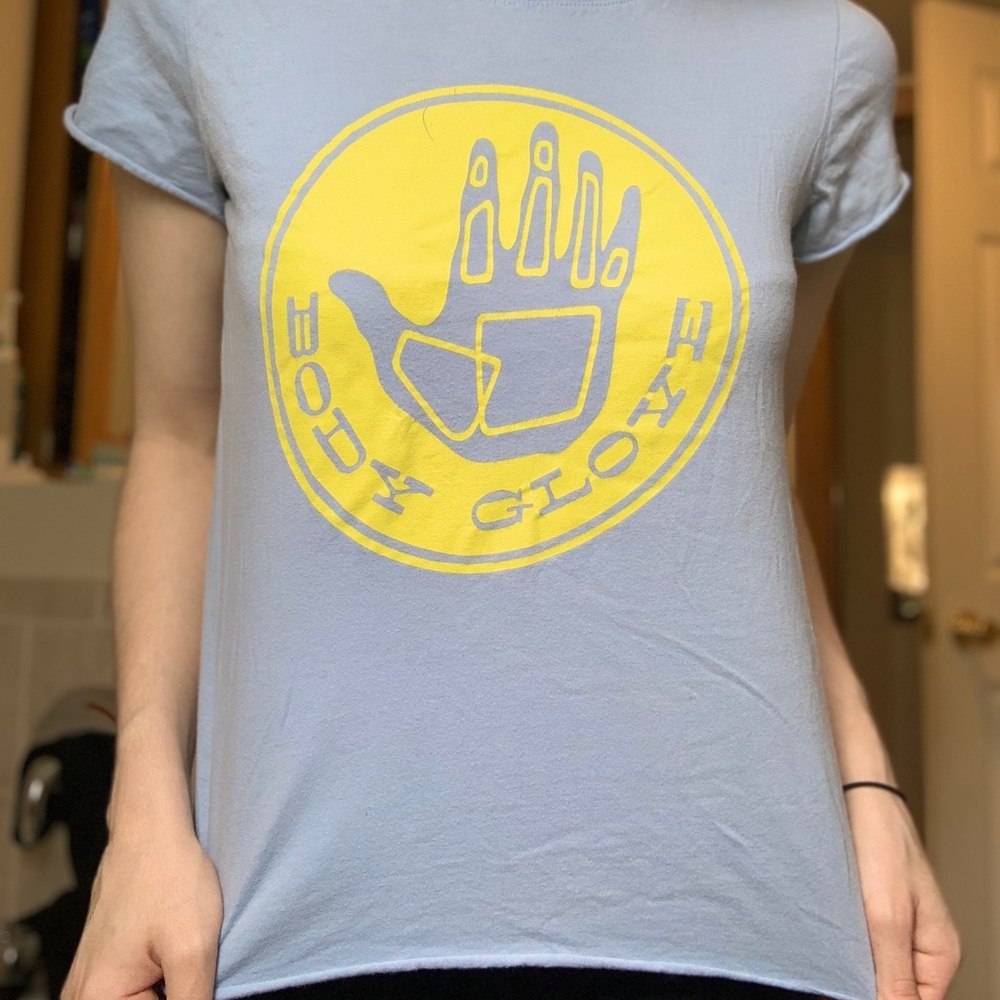 Short sleeve tee! The brand is body glove. This is size small. Light blue color.